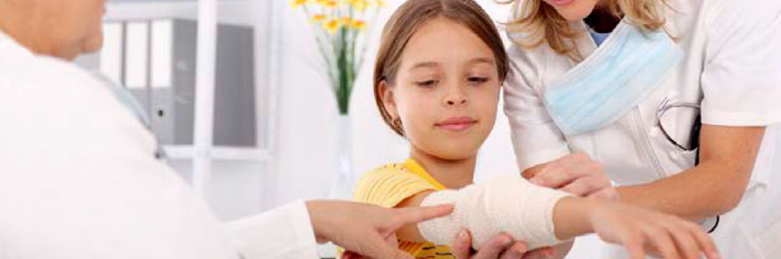 URGENT CARE CENTERS Image of doctor and nurse inspecting a child's arm that is wrapped in gauze.